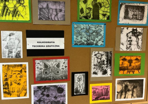 Tablice na szkolnym korytarzu w budynku B prezentujące prace uczniów klas siódmych z techniki graficznej - kalkografii