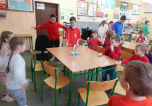 Uczniowie z klas szóstych i siódmych prezentują gościom z przedszkola robota Lego Spike