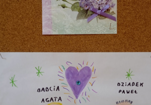 Zdjęcie przedstawia babcię Agnieszkę po lewej, po prawej dziadka Pawła; pomiędzy nimi znajduje się serce; nad rysunkiem jest bukiet kwiatów (różowe peonie i drobne fioletowe kwiaty).