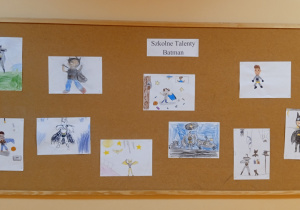 Tablica z zamieszczonymi pracami uczniów z klas I-IV wykonanymi w szkolnej bibliotece.