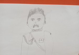 Rysunki wykonane przez uczniów klas młodszych przedstawiające postać Józefa Piłsudskiego