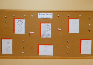 Tablica z pracami uczniów na szkolnym korytarzu