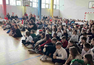 Publiczność zgromadzona na sali gimnastycznej podczas Jasełek.