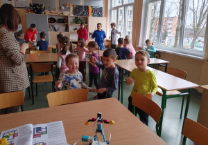 Przedszkolaki podczas wykonywania eksperymentów w Laboratorium Przyszłości.