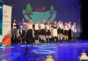 Chór Szkoły Podstawowej nr 137 w Łodzi podczas występu na scenie w Miejskim Centrum Kultury PGE Giganty Mocy w Bełchatowie.