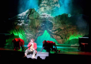 Spektakl Hobbit – aktor w roli Bilbo Bagginsa na scenie Teatru Jaracza podczas trwającego widowiska.