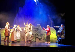Grupa aktorów podczas trwającego przedstawienia Hobbit w Teatrze Jaracza w Łodzi.