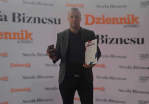 Trener Dawid Wnuk z wręczoną Nagrodą Trenera Sportowego Roku 2023 w powiecie bełchatowskim.