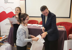 Małgorzata Moskwa-Wodnicka - wiceprezydent miasta Łodzi wręcza nagrodę uczennicy klasy 5b