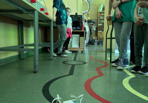Uczniowie z klas siódmych pomagają przedszkolakom w tworzeniu robota Lego Spike.