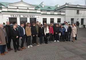 Uczestnicy konkursu Żołnierze Wyklęci – niezłomni obrońcy Rzeczypospolitej” stoją przed Sieradzkim Centrum Kultury.
