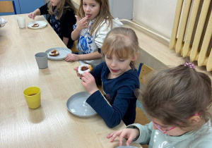 Goście z przedszkola podczas degustacji słodkich oponek