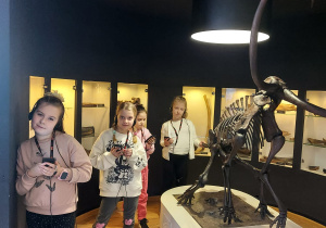 Uczniowie oglądają szkielet mamuta.