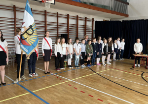 Uczniowie klasy 3b z wychowawcą i Poczet Sztandarowy Szkoły Podstawowej nr 137 w Łodzi podczas uroczystości poświęconej Aleksandrowi Kamińskiemu