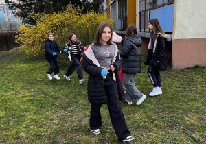 Uczniowie z klasy 5a sprzątają teren wokół szkoły