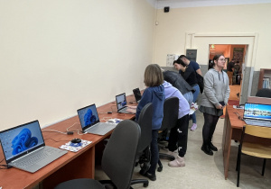 Wizyta gości w pracowni komputerowej