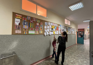 Goście oglądają prace uczniów klas 4 i 5 na szkolnych korytarzach