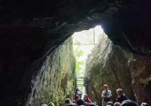 Uczestnicy wycieczki wchodzą do Jaskini Łokietka