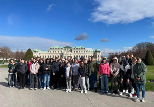 Uczestnicy wycieczki do Wiednia stoją przed Belwederem, pałacem w stylu barokowym