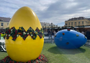 Świąteczne dekoracje na Jarmarku Wielkanocnym przed Pałacem Schönbrunn