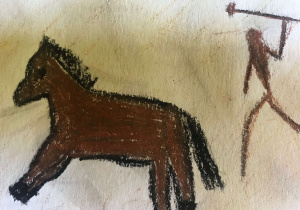 Scena polowania na dzikiego konia. Wyrazista sylwetka konia i schematyczna postać polującego