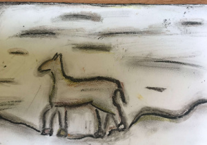 Praca wykonana na tekturce w kolorze białym. Uczennica przedstawiła zwierzę prehistoryczne przypominające konia. W tle delikatne efekty cieniowania czarną kredką pastelową.
