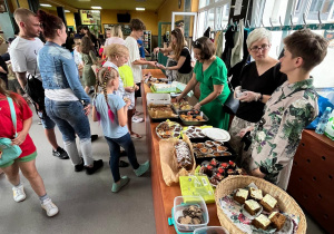 Punkty gastronomiczne w szkole podczas pikniku – ciasta, lemoniady, owoce, przekąski