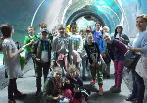 Dzieci przyglądają się faunie i florze w podwodnym tunelu