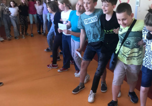Zabawy taneczne na szkolnym korytarzu