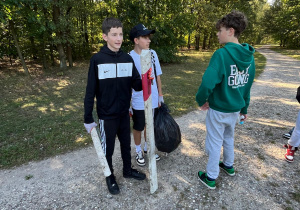 Grupa uczniów z klasy 7a biorąca udział w akcji Clean Up The World.