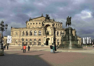 Semperoper Dresden - teatr operowy. Budynek zaprojektowany przez Gottfrieda Sempera i otwarty w 1841 roku.