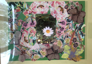 Kolaże wykonane przez uczestników koła plastycznego . Do ich wykonania uczniowie wykorzystali fotografie z motywami roślinnymi. Pozostałe części kwiatowych kolaży wypełniły fragmenty tkanin wyciętych samodzielnie przez dzieci.