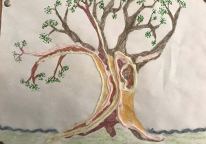 Drzewo wykonane w technice rysunkowej, do którego zostały przyklejone kolorowe włóczki wijące się w rożnych kierunkach. Delikatnie zaznaczone liście zieloną plama barwną.