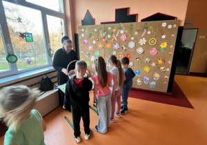 Dzieci na spotkaniu z siostrą ucząca religii w naszej szkole.