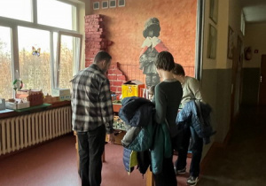 Rodzice przyszłorocznych pierwszoklasistów korzystają ze szkolnego stołu do „piłkarzyków”.
