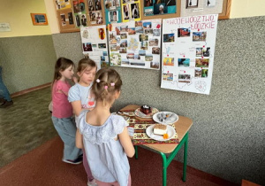 Dzieci oglądają prace techniczne przygotowane przez uczniów naszej szkoły.
