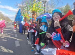 Kibice ze Szkoły Podstawowej nr 137 dopingują biegaczom w DOZ Maratonie Łódź 2025