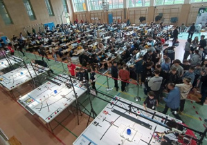 Uczestnicy konkursu GG Robot w Hali Sportowej Zespołu Szkolno-Przedszkolnego Nr 2 w Leżajsku.