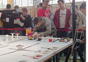 Dzień drugi – przedstawiciele drużyny Kartofle przygotowują się do walki robotów.