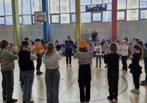 Uczniowie klasy 3c wykonują pląs „Idzie zuch, jeden zuch”