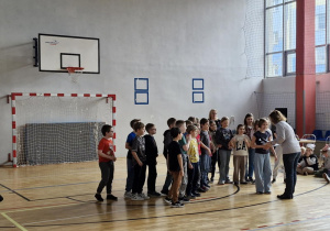 Pani dyrektor Joanna Mrowińska – Wange wręcza uczniom pamiątkowe dyplomy.