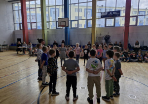 Uczniowie klasy 1c, wraz z Panią Edytą Przybył wykonują swój pląs