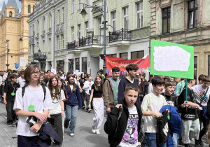 Uczniowie z łódzkich szkół podstawowych podczas marszu przeciwko hejtowi i mowie nienawiści