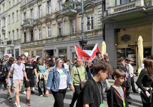 Uczniowie z łódzkich szkół podstawowych podczas marszu przeciwko hejtowi i mowie nienawiści