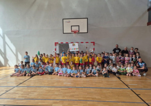 Pamiątkowe zdjęcie wszystkich uczestników olimpiady dla przedszkolaków wraz z organizatorami wydarzenia.