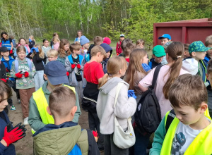 Uczniowie klas czwartych sprzątają Uroczysko Lublinek