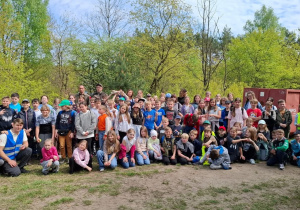 Pamiątkowe zdjęcie uczniów biorących udział w akcji sprzątania lasu na Uroczysku Lublinek wraz z opiekunami i organizatorami.