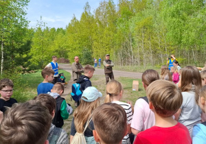 Podsumowanie akcji ekologicznej na terenie lasu.
