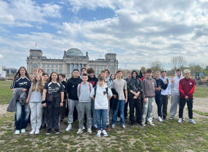 Ósme klasy na wycieczce w Berlinie. Mieście, gdzie historia łączy się z przyszłością