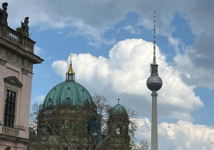 Widok na Katedrę i wieżę telewizyjną na Alexanderplatz w Berlinie.